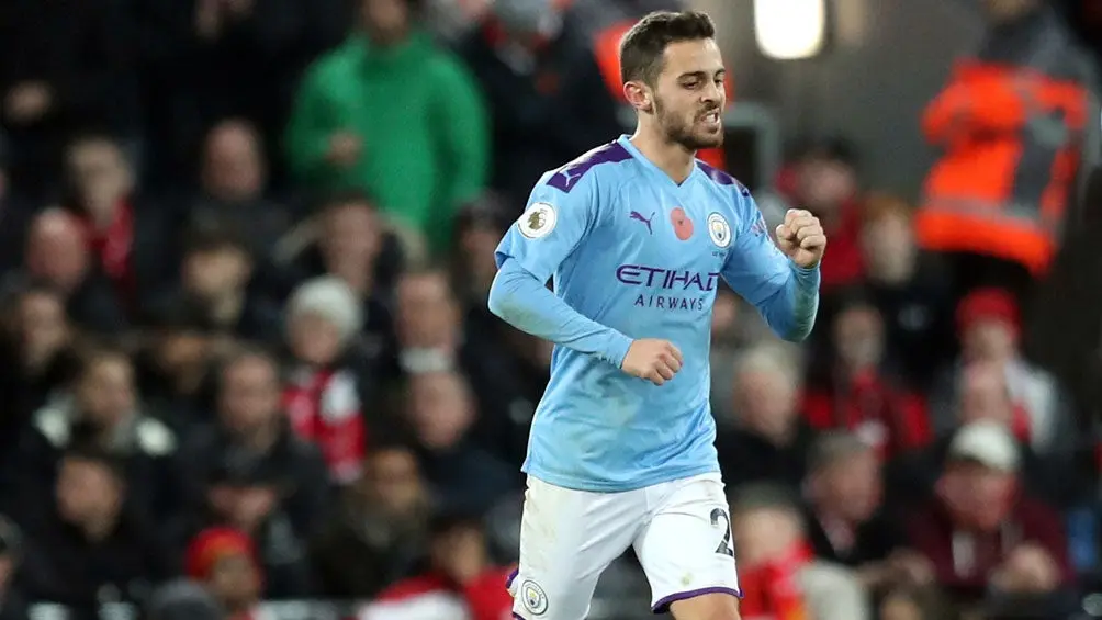 Bernardo Silva durante un duelo con Manchester City | AP