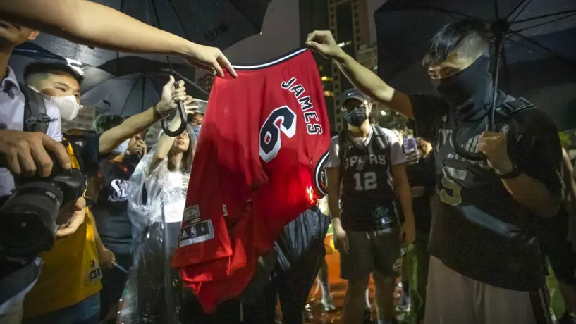 Manifestantes en Hong Kong quemaron camisetas de LeBron James