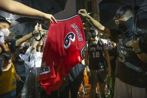 Manifestantes en Hong Kong quemaron camisetas de LeBron James
