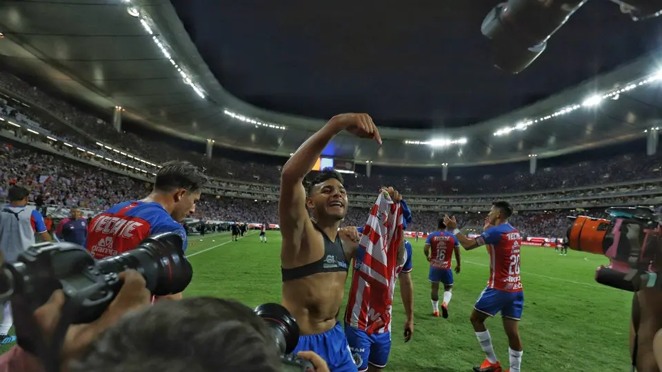 Chivas: Afición rojiblanca aseguró que Alexis Vega volverá a 'vacunar' al Atlas