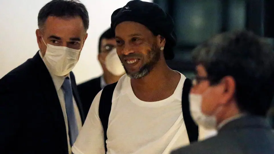 Ronaldinho ingresó a hotel de Asunción para cumplir arresto domiciliario
