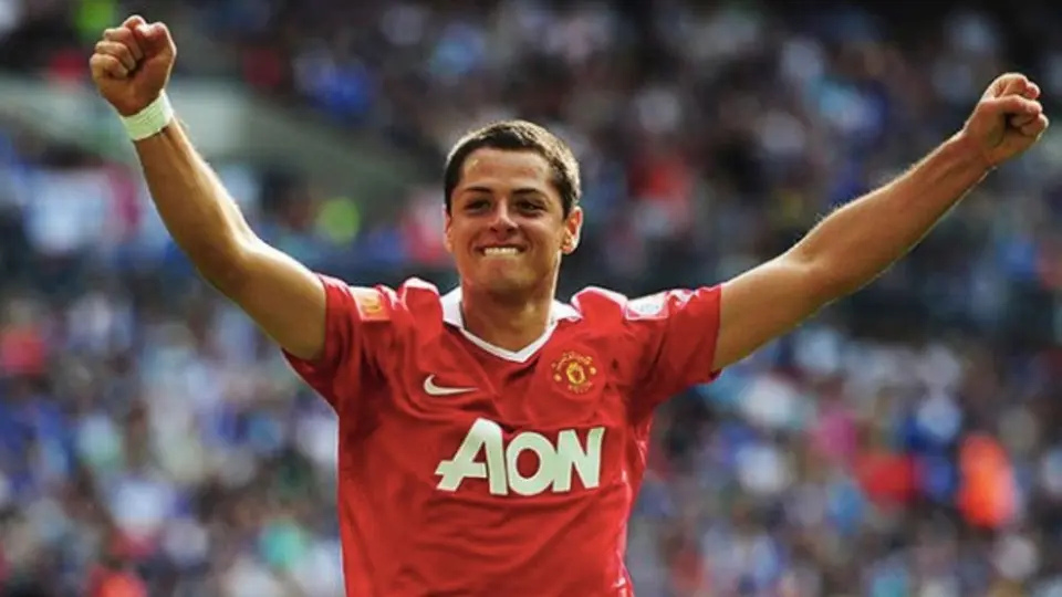 Premier recordó los 10 años del fichaje del Chicharito con Manchester United