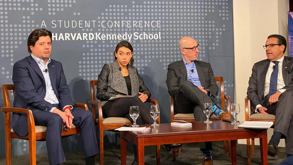 Manuel Arroyo junto con otros empresarios en  en la Harvard Kennedy School | ESPECIAL