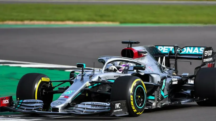 Escudería Mercedes presentó su nueva monoplaza 'W11'