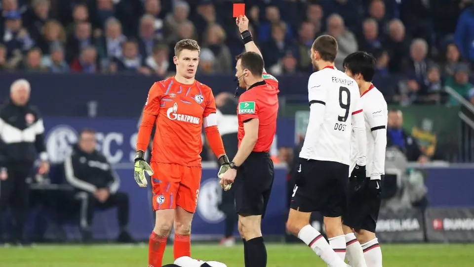 Portero del Schalke propinó increíble patada a delantero del Frankfurt