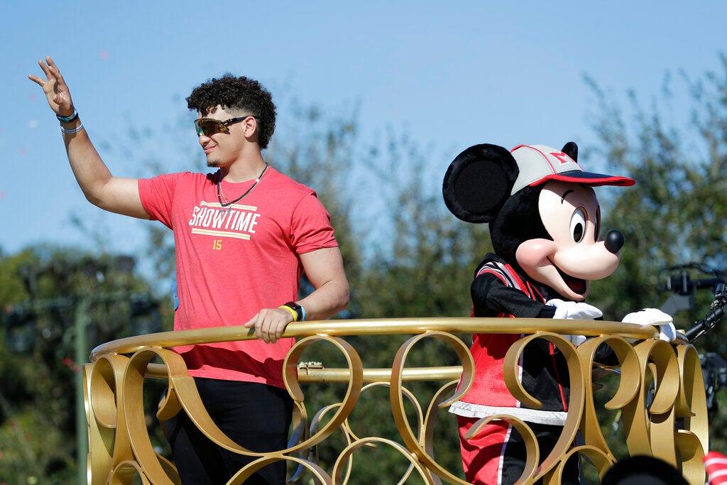 Disfruta las mejores postales que dejó la visita de Mahomes a Disneyland