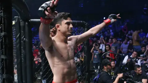 'Gallito' Flores salió victorioso en Combate Américas ante 'La Roca' Elpidio