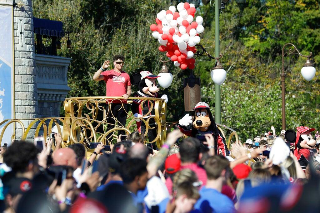 Disfruta las mejores postales que dejó la visita de Mahomes a Disneyland