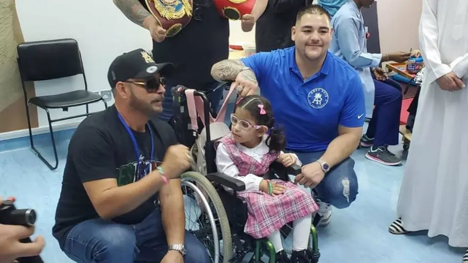 Andy Ruiz regaló dulces a niños de Arabia Saudita