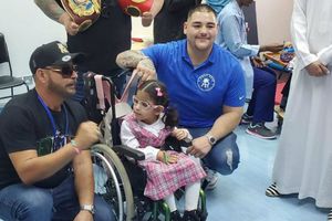Andy Ruiz regaló dulces a niños de Arabia Saudita