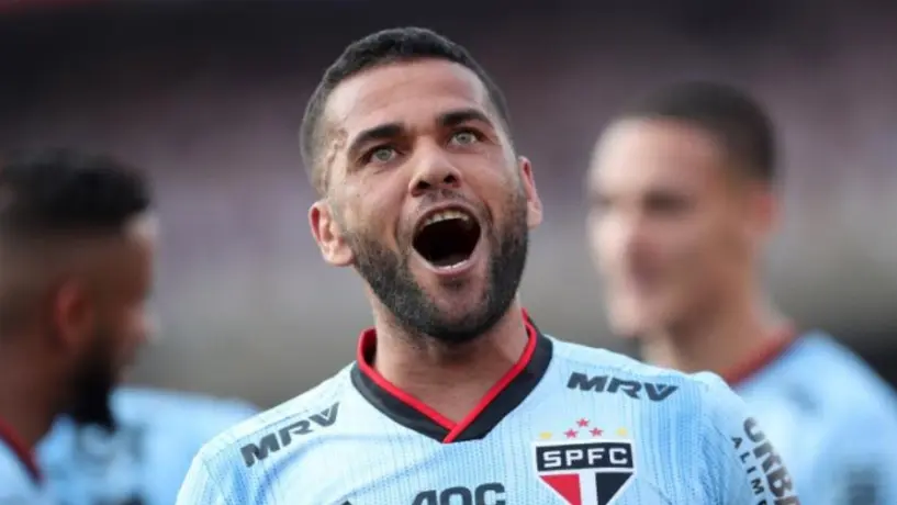 Daniel Alves fue perseguido por la policía mientras daba una entrevista