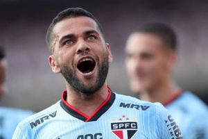 Daniel Alves fue perseguido por la policía mientras daba una entrevista