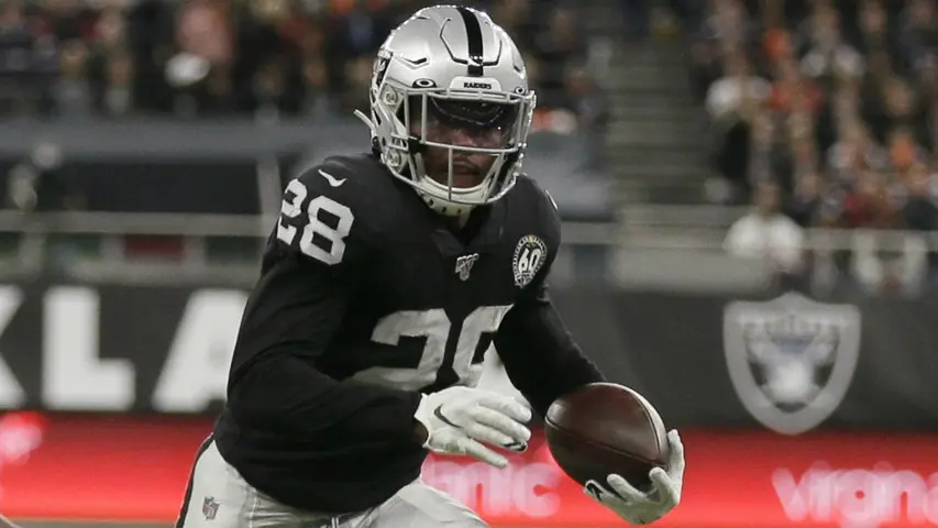 Josh Jacobs durante un juego de los Raiders | AP