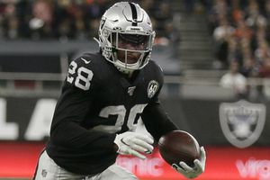 Josh Jacobs, quien llegó a vivir en un auto, le regaló una casa a su padre