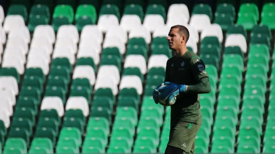Joel Robles, del Betis, confirmó que es positivo por coronavirus
