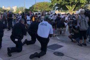 Policías de Miami se arrodillaron junto a manifestantes en oración por George Floyd
