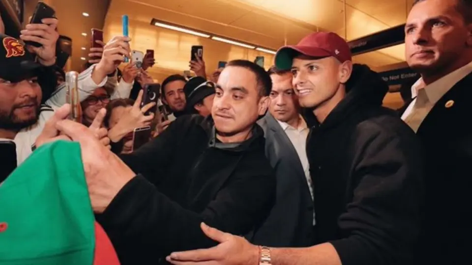 Video: Chicharito desató la locura a su llegada a Los Angeles