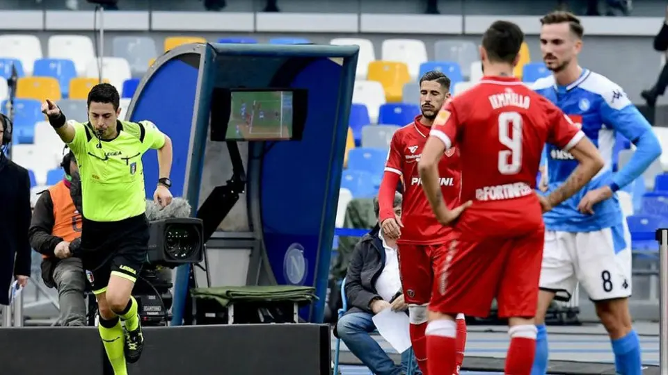 Serie A propuso a FIFA que los clubes puedan pedir el VAR en acciones dudosas