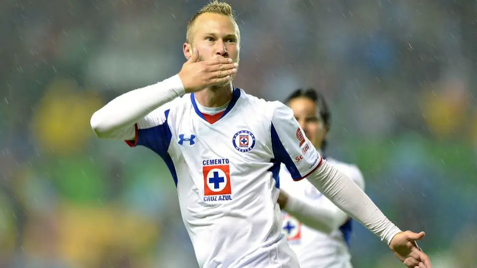 Alemao trapeó con la playera del América previo al Clásico Joven