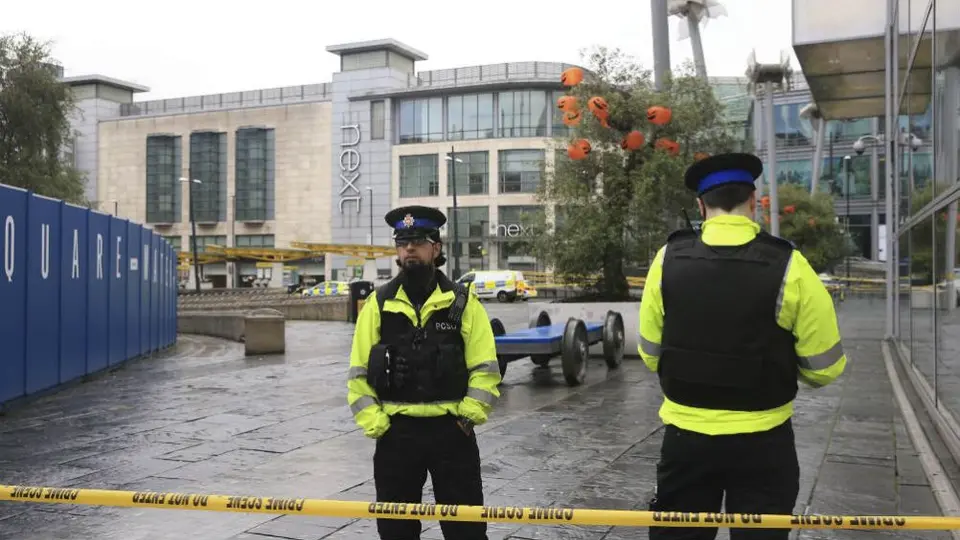 Hombre apuñaló a varias personas en un centro comercial de Manchester