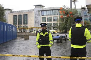 Hombre apuñaló a varias personas en un centro comercial de Manchester