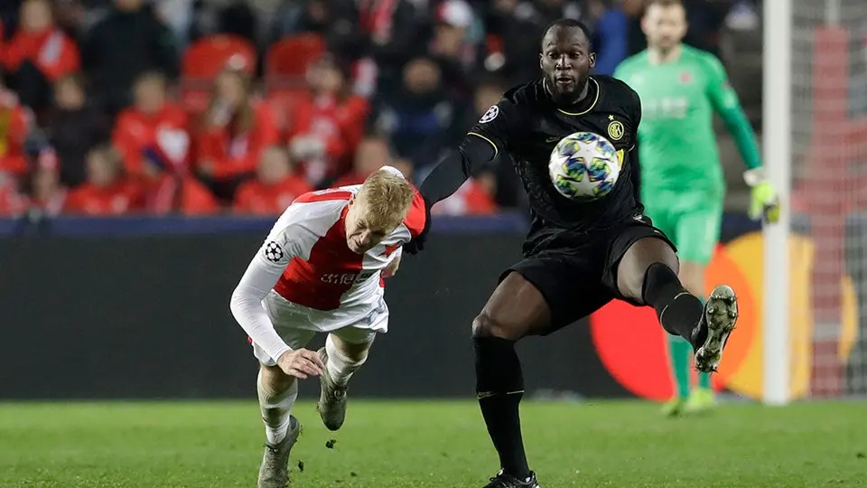Romelu Lukaku exige sanciones a UEFA tras ataque racista