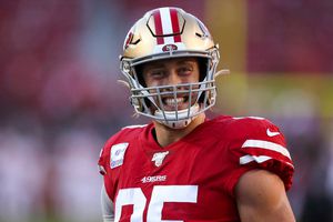 George Kittle, de los San Francisco 49ers, mostró su peculiar forma de entrenar en casa