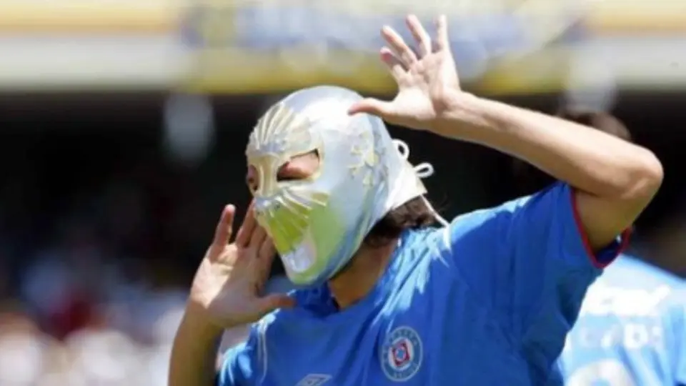 Místico Pereyra y otros jugadores que celebraron con máscaras