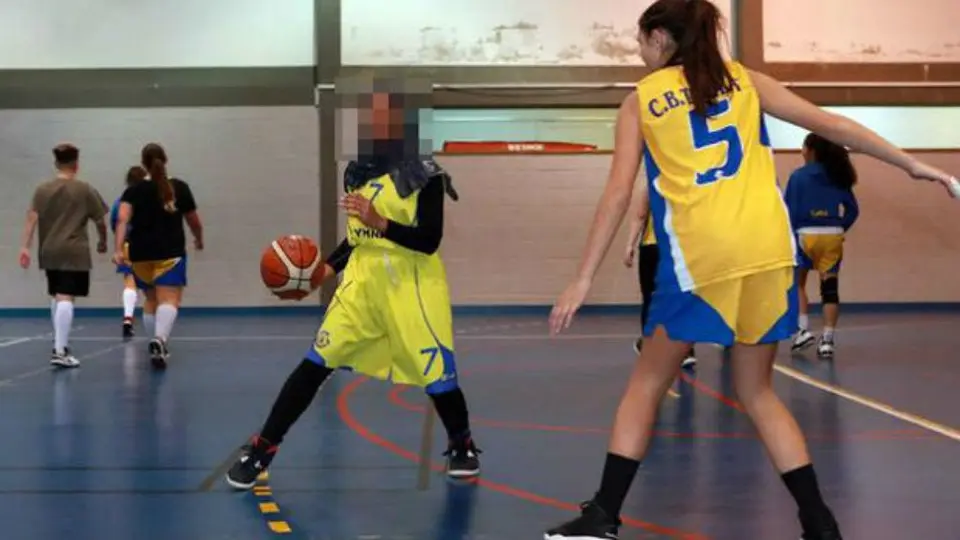 Árbitros impidieron jugar basquetbol a joven musulmana en Portugal