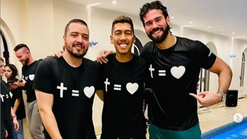 VIDEO: Alisson bautizó a Roberto Firmino y rompieron en llanto