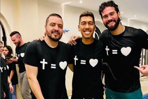 VIDEO: Alisson bautizó a Roberto Firmino y rompieron en llanto