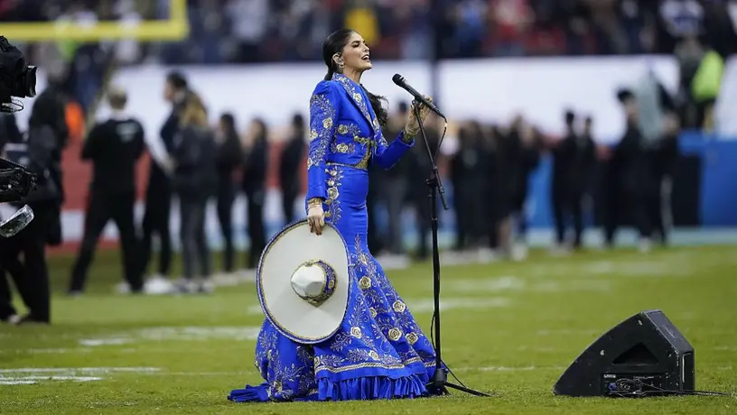 Ana Bárbara se equivocó en el Himno Nacional antes del Chiefs vs Chargers