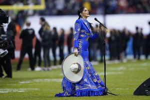 Ana Bárbara se equivocó en el Himno Nacional antes del Chiefs vs Chargers