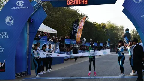 Keniano Evans Korir impuso nuevo récord en Maratón de Monterrey