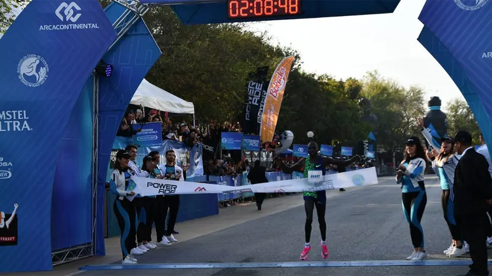 Keniano Evans Korir impuso nuevo récord en Maratón de Monterrey