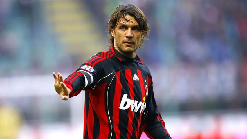Paolo Maldini en un partido con el Milan | AP