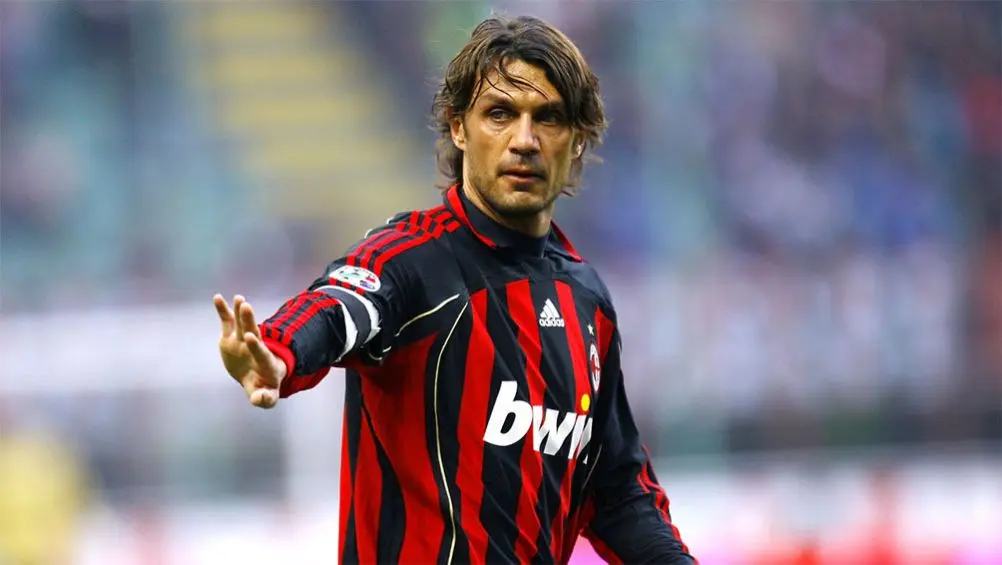 Paolo Maldini en un partido con el Milan | AP