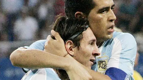 Riquelme: 'Me hubiera gustado jugar más partidos con Messi'