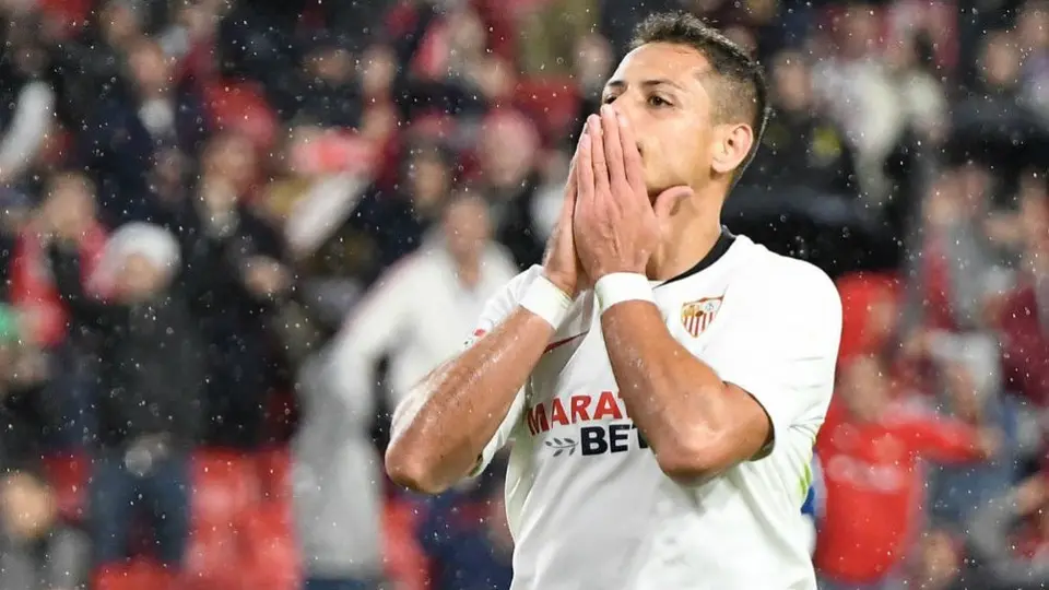 Sevilla buscaría nuevo delantero ante poca eficacia de Chicharito