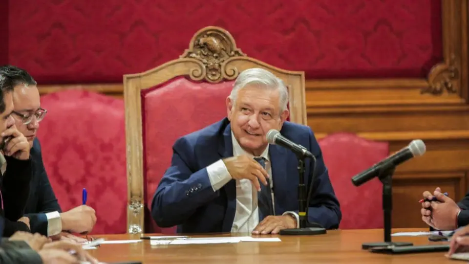 AMLO respondió a Alex Lora: 'Prefiero a John Lennon'