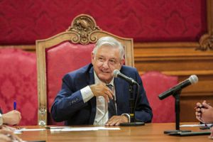 AMLO respondió a Alex Lora: 'Prefiero a John Lennon'