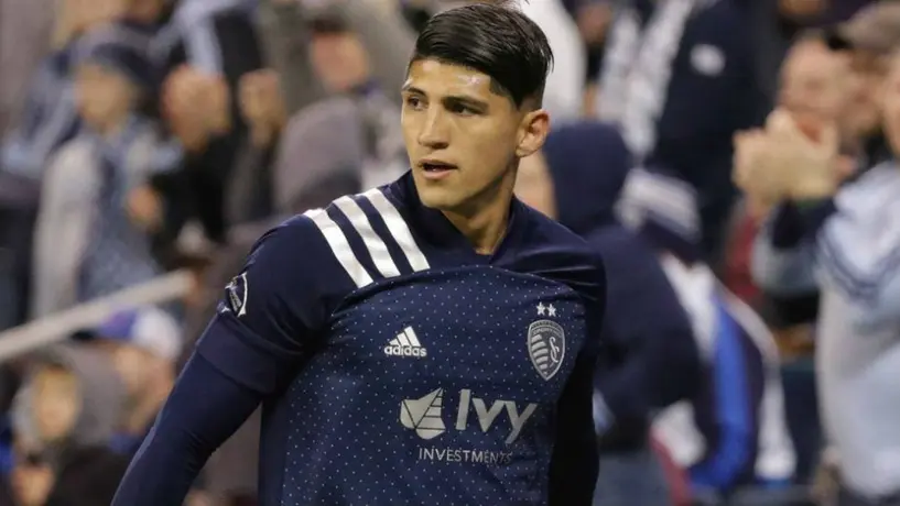 Alan Pulido fue criticado por grabar mientras conducía lujoso Ferrari a casi 200km/h