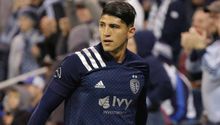 Alan Pulido fue criticado por grabar mientras conducía lujoso Ferrari a casi 200km/h