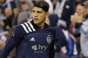Alan Pulido fue criticado por grabar mientras conducía lujoso Ferrari a casi 200km/h