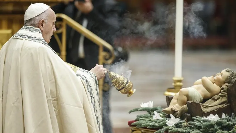 VIDEO: Papa Francisco manotea a una mujer que lo jaló