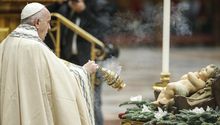 VIDEO: Papa Francisco manotea a una mujer que lo jaló