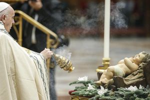 VIDEO: Papa Francisco manotea a una mujer que lo jaló