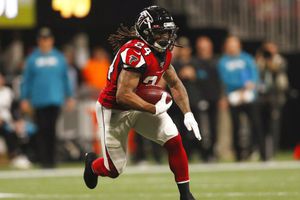Falcons cortan de sus filas a Devonta Freeman y Desmond Trufant
