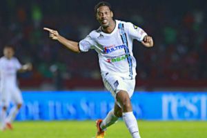 VIDEO: Ronaldinho 'regateó' al coronavirus con música