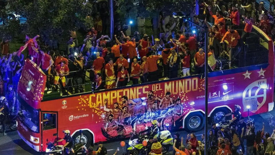 Selección española de basquetbol celebró título con un desfile en Madrid